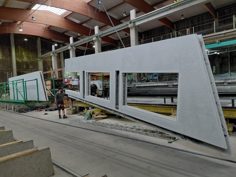 „Betonschalungssysteme im Einsatz – Produktion von Thermowänden und Doppelwänden im Betonfertigteilwerk