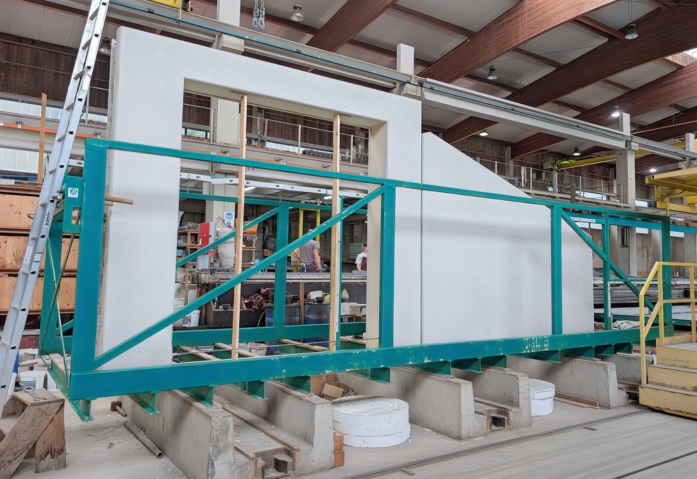 Transportgestell mit eingebauter Doppelwand im Fertigteilwerk – Teil eines modularen Betonschalungssystems für Betonwerk